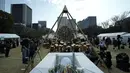 Sebuah altar darurat terlihat untuk berkabung bagi korban gempa bumi dan tsunami 11 Maret 2011 selama acara peringatan khusus di Tokyo, Jumat (11/3/2022). Jepang menandai peringatan 11 tahun gempa bumi, tsunami dan bencana nuklir yang melanda pantai timur laut Jepang. (AP Photo/Eugene Hoshiko)