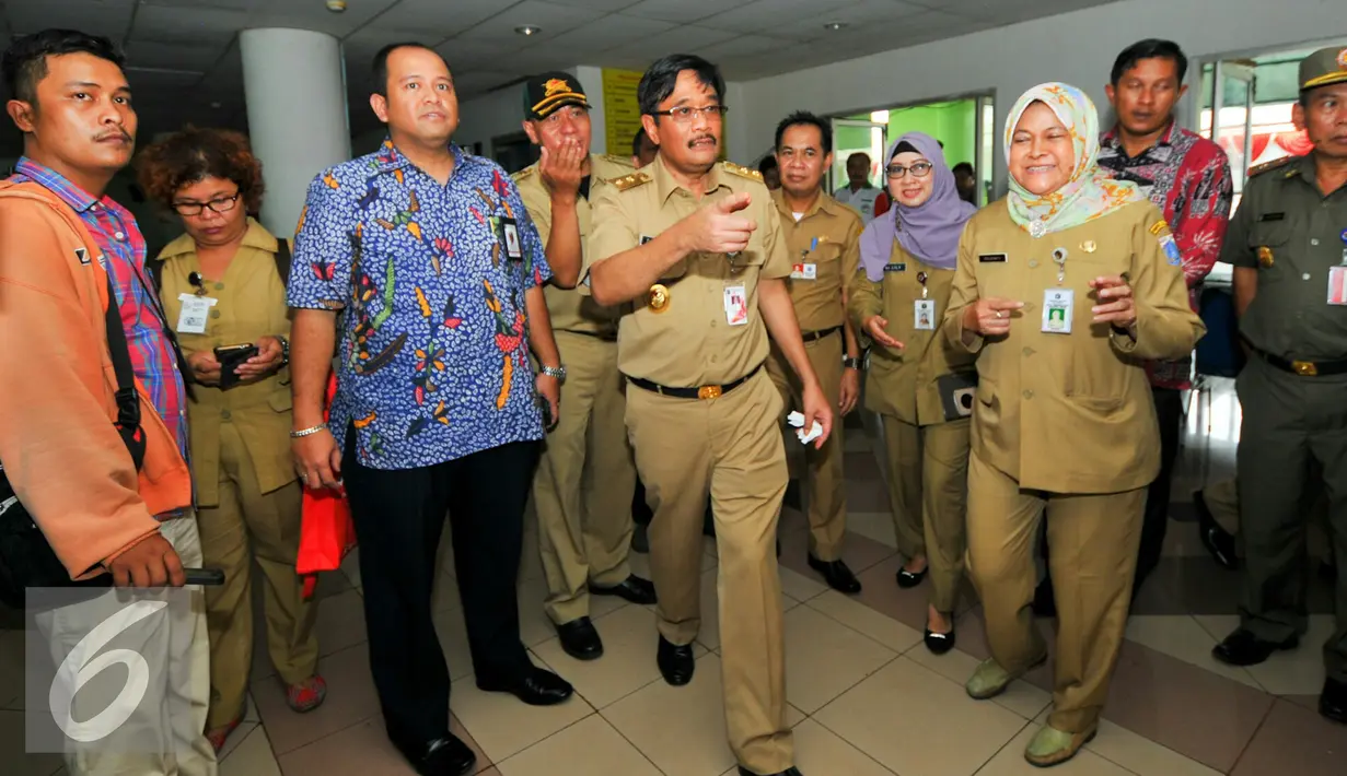 Wakil Gubernur DKI Jakarta, Djarot Saiful Hidayat saat menghadiri peringatan Hari Bumi di Pasar Induk Kramat Jati, Jakarta, Selasa (10/5). Dalam kesempatan tersebut, Djarot melakukan pengecekan pasar dan menanam pohon. (Liputan6.com/Yoppy Renato)