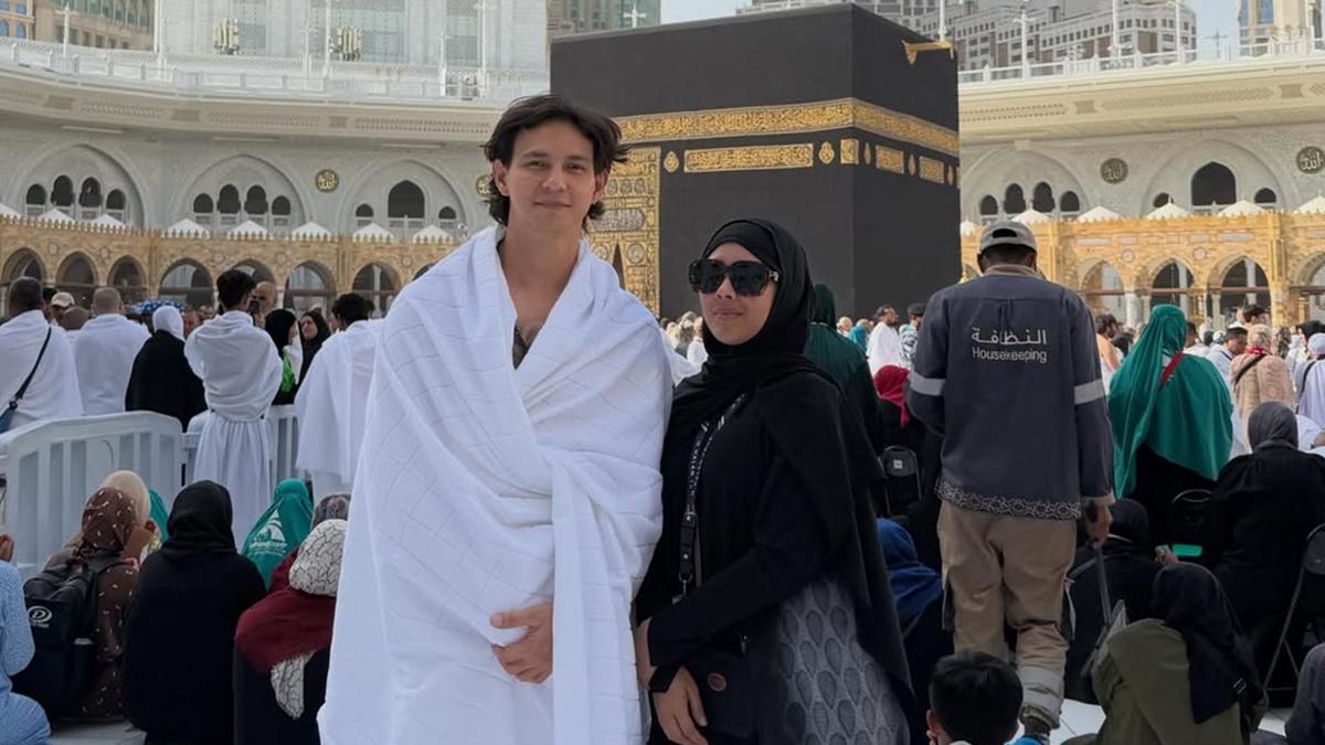 6 Potret Marcell Darwin Umrah Perdana Usai Mualaf, Perjalanan Spiritual Penuh Haru
