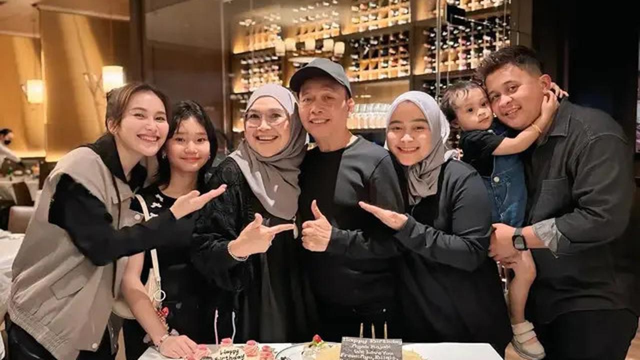 Potret Ayu Ting Ting Rayakan Ultah Ayahnya, Kompak Pakai Outfit Serba Hitam yang Elegan