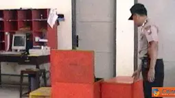 Citizen6, Mojokerto: kepolisisan memeriksa kotak yang dikim ke PT Pos Mojokerto. (Pengirim: Safrial)