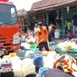 Masyarakat di salah satu dusun di Situbondo Antre mendapatkan air bersih yang di droping BPBD Situbondo (Istimewa)