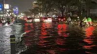 Hujan deras menyebabkan banjir di Jalan Raya Margonda, Depok. (Liputan6.com/Dicky Agung Prihanto)