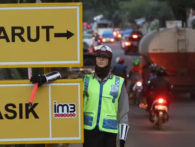 Papan penunjuk arah yang dipasang di Simpang Nagreg, Jawa Barat, Sabtu (2/7). Polisi memberlakukan sistem rekayasa lalu lintas untuk menghindari kemacetan yang menuju ke Garut dan Tasik. (Liputan6.com/Immanuel Antonius)
