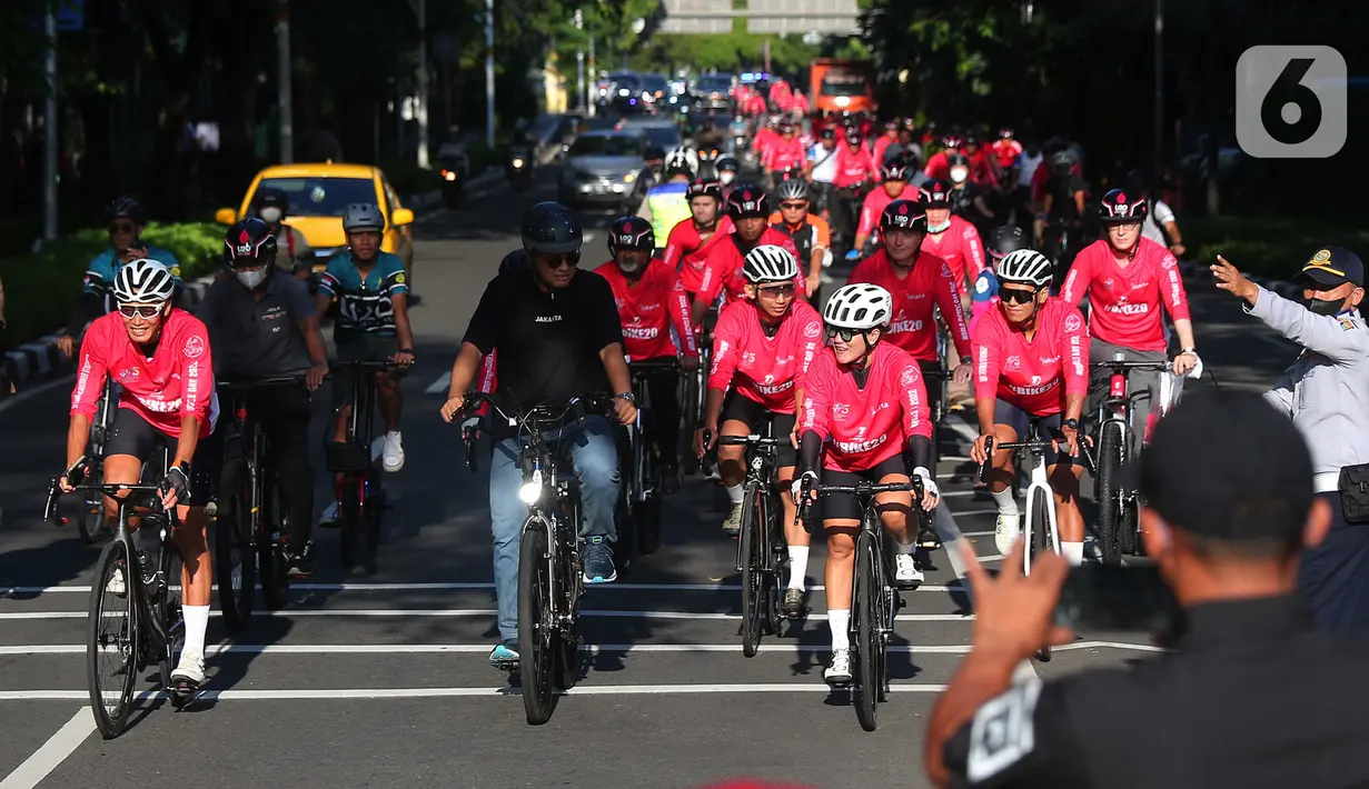 Gubernur DKI Jakarta Anies Baswedan saat bersepeda di Jakarta, Jumat (3/6/2022). Dalam rangka hari bersepeda dunia dan mendukung perhelatan G20 Pemprov DKI dan United Bike berharap bersepeda dapat mendorong masyarakat untuk menjadikan sepeda sebagai alternatif alat transportasi yang lebih banyak digunakan ke depannya. (Liputan6.com/Angga Yuniar)