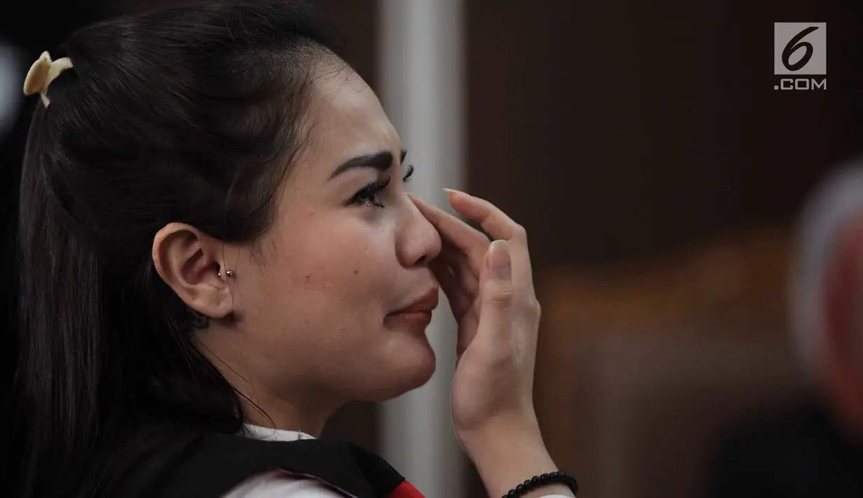 Terdakwa kasus narkoba Jennifer Dunn mengusap air matanya saat menjalani sidang lanjutan di PN Jakarta Selatan, Kamis (24/5). Sidang tersebut beragendakan mendengarkan JPU membacakan tuntutan terhadap Jennifer Dunn. (Liputan6.com/Faizal Fanani)