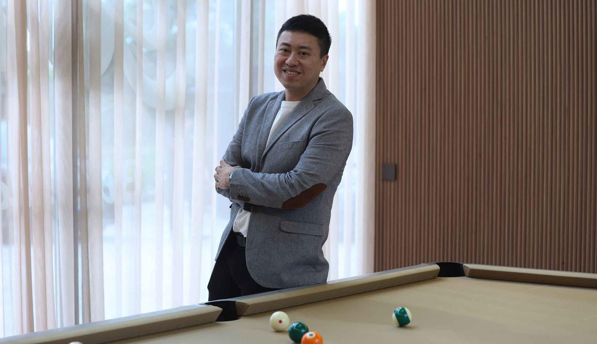 Melalui kolaborasi dengan Gowadra, TACO menghadirkan solusi material interior dan eksterior yang lengkap untuk menjawab kebutuhan ruang secara menyeluruh. Tampak dalam foto, General Manager Community Development TACO, Andika Tjandra, berfoto usai memberi keterangan kepada pewarta di Gowada Billiard, Jalan Thamrin Boulevard Pantai Indah Kapuk 2 (PIK 2), Kabupaten Tangerang, Banten, pada Rabu (11/2/2026). (Kapanlagi.com/Budy Santoso)