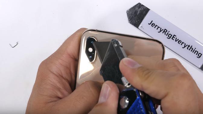 Kover lensa iPhone XS Max digores (Foto: YouTube Jerry Rig Everything)