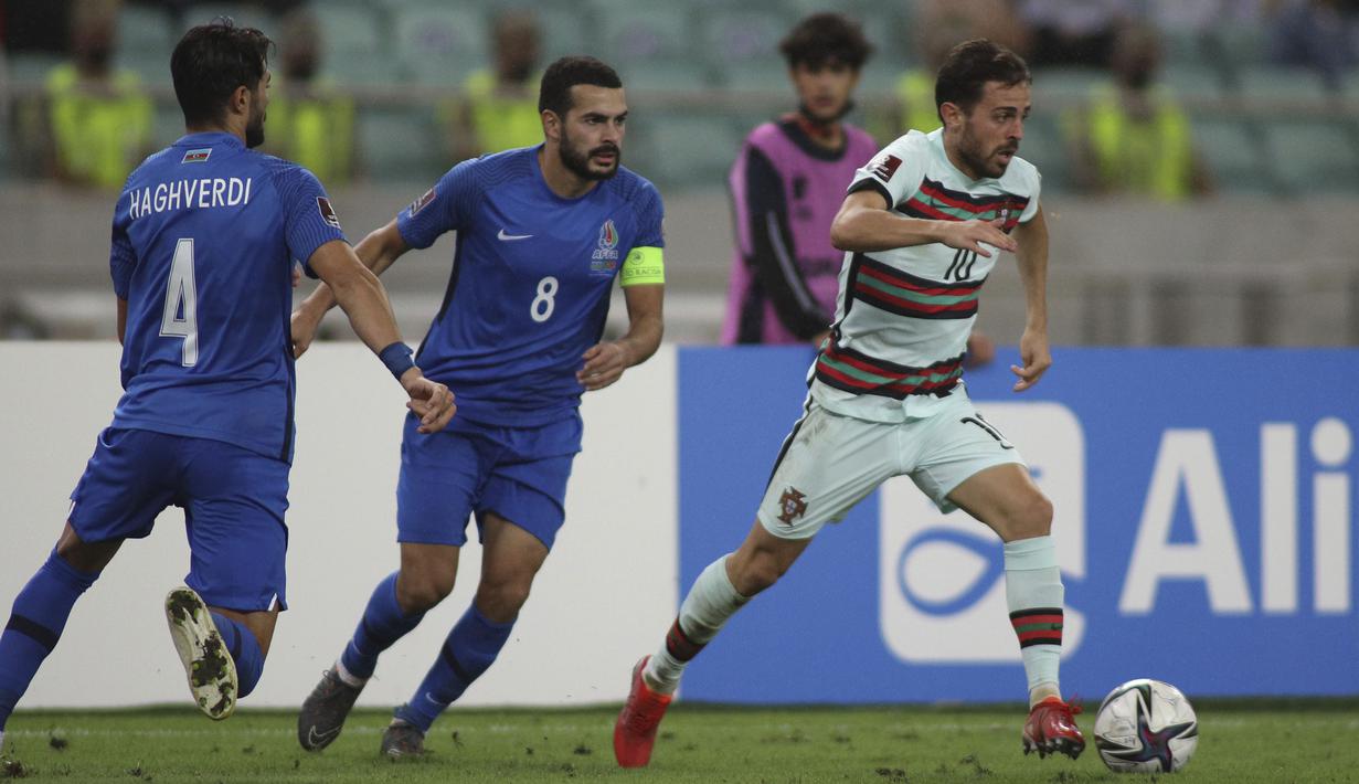 Pada menit ke-26, Bernando Silva (kanan) sukses menjadi keran gol pada laga tersebut. Bernando Silva sukses mengkonversi umpan lambung Bruno Fernandes menjadi tendangan first time kaki kiri yang menghujam ke pojok kiri gawang Azerbaijan. (Foto: AP/Aziz Karimov)