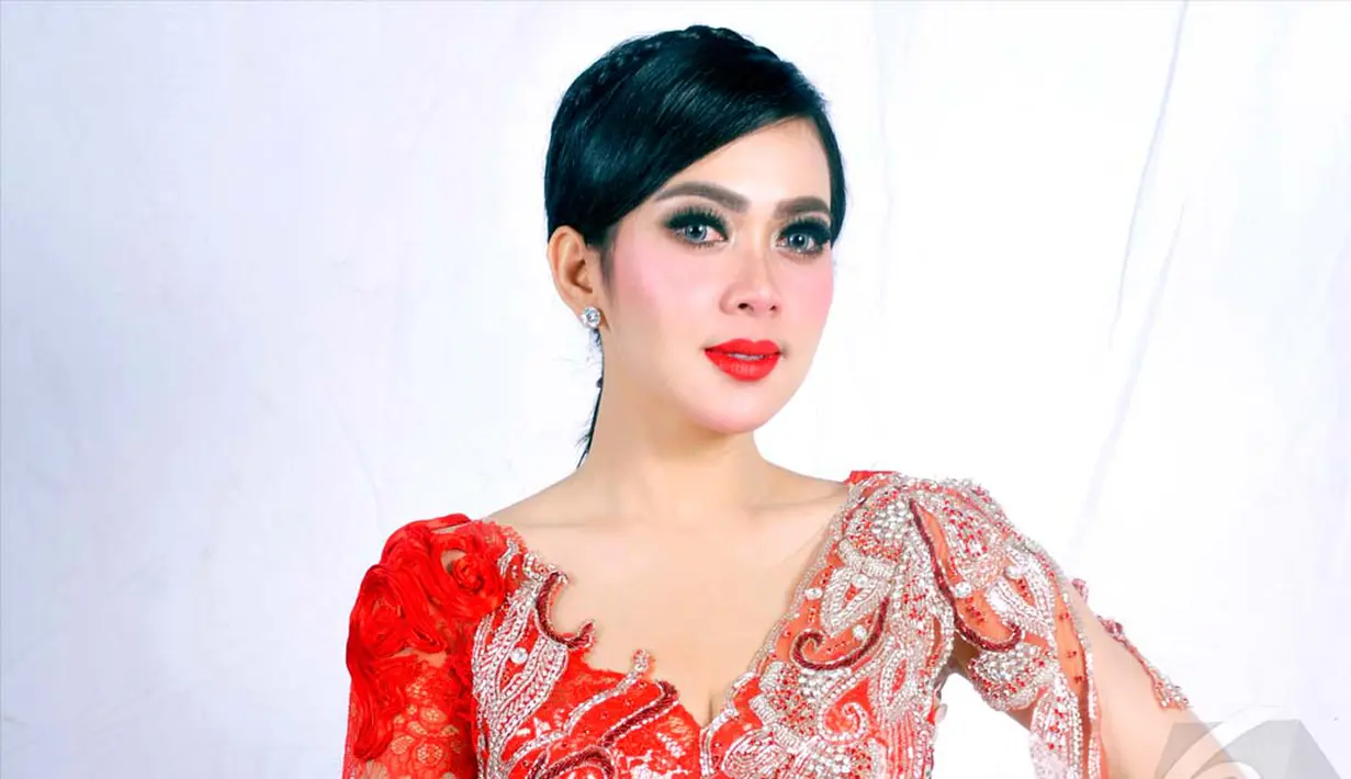 Syahrini memang punya selera fesyen yang baik. Dia acap kali disebut sebagai trendsetter karena tahu betul cara mix and match busana yang membuatnya tampil cetar membahana, Jakarta, Kamis (19/6/2014) (Liputan6.com/Panji Diksana)  