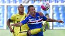 Pemain Sampdoria Antonio Cassano (kanan) berebut bola dengan pemain Inter Gary Medel (kiri) dalam lanjutan Liga Italia Serie A di Stadion Luigi Ferraris, Genoa, Minggu (014/10/2015) Sampdoria dan Inter imbang 1-1. (EPA/Simone Arveda)