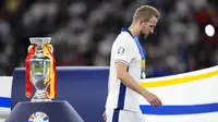 Harry Kane kembali ditimpa nasib sial setelah dirinya bersama Timnas Inggris kembali gagal menang pada partai final Piala Eropa, Senin (15/07/2024) WIB. The Three Lions kalah dari Spanyol dengan skor 1-2. Padahal ini merupakan kesempatan kedua Kane, setelah pada edisi yang sebelumnya juga berhasil melaju hingga babak final. Sayangnya, kala itu Inggris takluk dari Italia melalui babak adu penalti. Sejauh ini, pemain 30 tahun tersebut telah melewatkan 6 trofi di partai final, baik saat bersama klub hingga berseragam timnas. (AP Photo/Manu Fernandez)