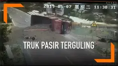 Truk pengangkut pasir mengalami kecelakaan lalu lintas di China. Truk terguling usai menghindari 2 pengendara motor yang berada di tengah jalan.