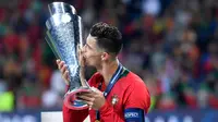 Penyerang Portugal, Cristiano Ronaldo mencium Piala UEFA Nations League setelah pertandingan final melawan Belanda di Estadio do Dragao, Porto (10/6/2019). Portugal berhasil mengalahkan Belanda 1-0, berkat gol Goncalo Guedes. (AP Photo/Martin Meissner)