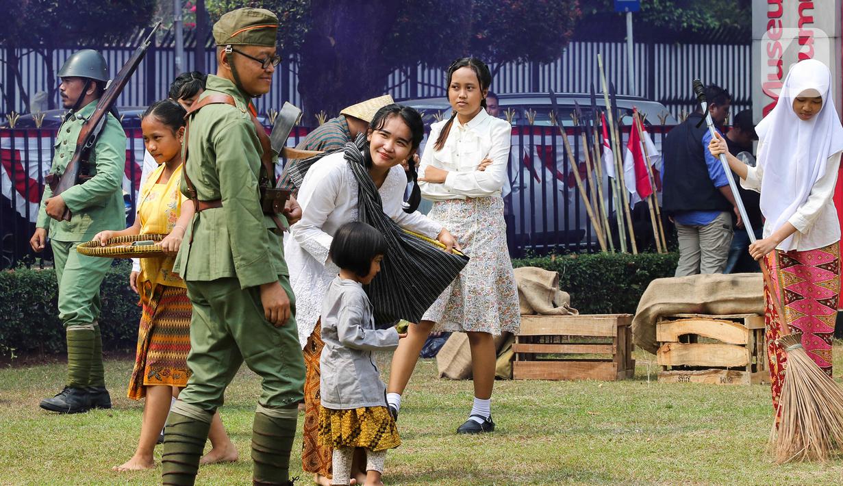 Sejumlah anggota komunitas Reenactor Bangor mementaskan sosiodrama yang meragakan reka ulang peristiwa kemerdekaan Indonesia pada rangkaian Tapak Tilas Proklamasi di Halaman Museum Perumusan Naskah Proklamasi, Jakarta, Rabu (16/8/2023). (Liputan6.com/Herman Zakharia)