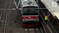 Hal itu disebabkan masa tunggu antarkereta yang berpotensi menjadi semakin lama, sehingga efeknya stasiun dan kereta akan menjadi semakin padat dan semrawut yang dampaknya dapat mengakibatkan penumpukan lebih dari 200.000 penumpang per hari. (Liputan6.com/Johan Tallo)