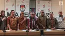 Ketua Komisi Pemilihan Umum (KPU), RI Arief Budiman (tengah) berfoto bersama dengan enam Komisioner KPU usai memberi keterangan pers di KPU, Jakarta, Senin (02/10). (Liputan6.com/Faizal Fanani)