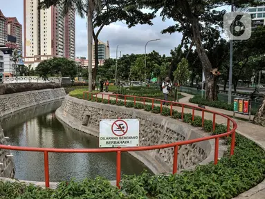 Warga saat berkunjung ke Taman Biotrans di Jalan Suprapto, Cempaka Putih, Jakarta, Minggu (19/12/2021). Gubernur DKI Jakarta Anies Baswedan meresmikan Taman Biotrans yang merupakan kombinasi ruang terbuka hijau dan biru. (merdeka.com/Iqbal S. Nugroho)