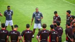 Pelatih Timnas Indonesia, Patrick Kluivert, memberikan arahan kepada anak asuhnya saat memimpin latihan perdana untuk persiapan laga Kualifikasi Piala Dunia 2026 zona Asia di Bali United Training Center (BUTC) Kabupaten Gianyar, Senin (26/5/2025). (Bola.com/Alit Binawan)