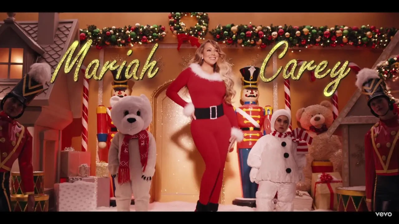 Screenshot video klip All I Want For Christmas Is You (Sumber: Youtube Mariah Carey)