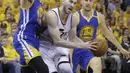 Pemain Utah Jazz, Gordon Hayward (tengah) berusaha melewati adangan pemain Warriors, Stephen Curry (kiri) dan Klay Thompson (kanan) pada gim keempat playoff NBA di Salt Lake City, Senin (8/5/2017). Warriors menang 121-95.  (AP/Rick Bowmer)