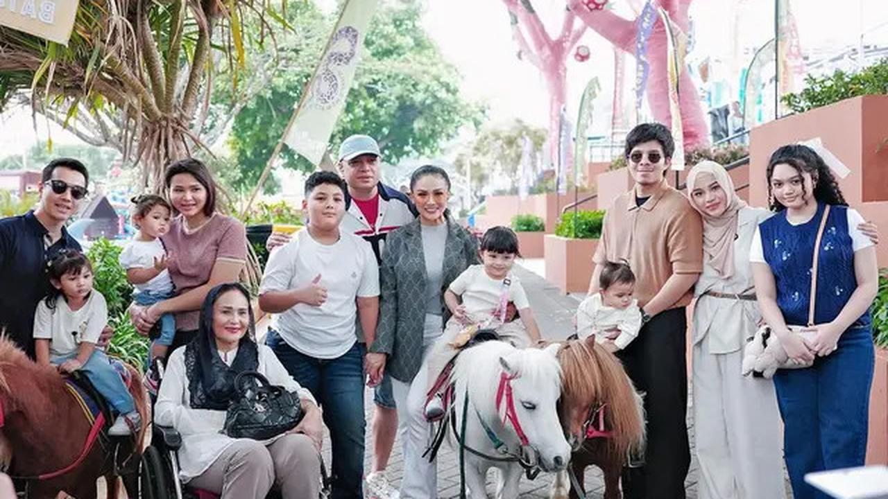 Gaya Healing Krisdayanti Bersama Keluarga Sebelum Pilkada Malang 2024, Konsisten Tampil Stylish dengan Barang Branded