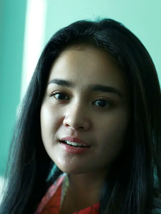 ILY From 38.000 ft bercerita tentang seorang gadis bernama Aletta yang sedang berlibur di Bali. Disaat yang sama ia bertemu dengan Arga (Rizky Nazar), sejak itu mereka mulai menjalin kedekatan. (Galih W Satria/Bintang.com)