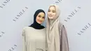Hadiri kajian, Faby Marcelia foto bareng Inara Rusli. Beberapa netizen salah fokus dan ungkap jika paras keduanya mirip. Faby unggah foto tersebut di Instagramnya, Inara Rusli berkomentar dan mendoakan bintang sinetron Dunia Terbalik itu bisa istikamah berhijab. Netizen lainnya yang terkesima dengan penampilan Faby Marcelia juga mendoakannya berhijab. (Liputan6.com/IG/@fabymarcelia)