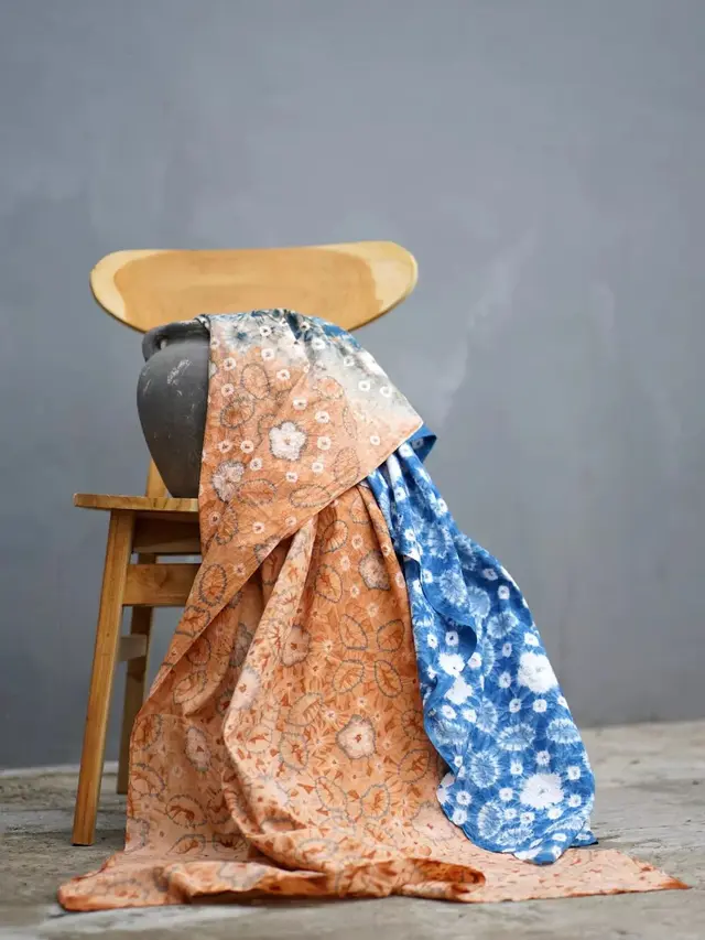 Batik Marenggo yang diikombinasikan dengan bentuk kawung "cinta kasih" dengan memberikan sentuhan dua tone warna cokelat kayu dan biru indigo
