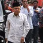 Sejumlah tokoh dan pejabat berdatangan untuk menyampaikan duka cita ke pihak keluarga Wakil Presiden ke-9 Republik Indonesia Hamzah Haz di rumah duka, Kawasan Tegalan, Matraman, Jakarta, Rabu (24/7/2024). Diantaranya, Wakil Presiden RI ke-10 dan 12 Jusuf Kalla. (Liputan6.com/Angga Yuniar)