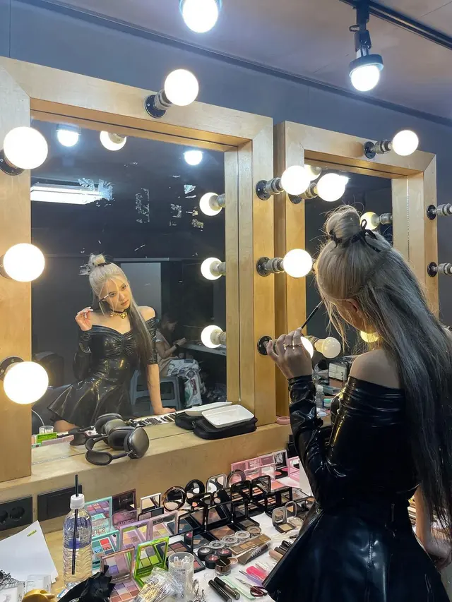6 Potret Rose BLACKPINK Berbusana Serba Hitam, Garang tapi Manis