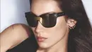 Bella Hadid juga tampak memukau dengan sunglasses penuh pernyataan dari Louis Vuitton. Ia juga beberapa kali menjadi wajah dari Louis Vuitton. [Foto: Instagram/ Bella Hadid]