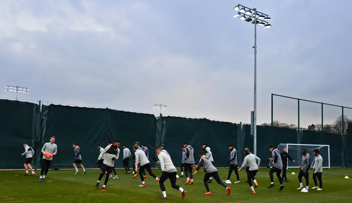 Suasana latihan para pemain Liverpool jelang menghadapi Porto pada leg kedua babak 16 besar Liga Champions di Stadion Anfield di Melwood Training Ground, Liverpool, Inggris (5/3). (AFP Photo/Anthony Devlin)