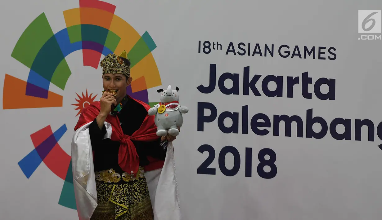 Pesilat Indonesia peraih medali emas, Sugianto berpose usai penyerahan medali tunggal putra pencak silat seni Asian Games 2018 di Padepokan Pencak Silat Taman Mini Indonesia Indah (TMII), Jakarta, Rabu (29/8). (Merdeka.com/ Imam Buhori)