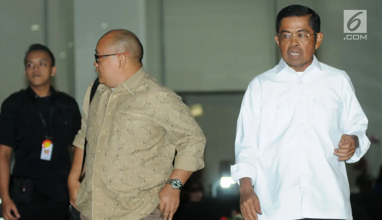 Mensos Idrus Marham berjalan usai menjalani pemeriksaan oleh penyidik di gedung KPK, Jakarta, Kamis (26/7). Idrus diperiksa sebagai saksi untuk dua tersangka Wakil Ketua Komisi VII DPR Eni Maulani Saragih dan Johannes B Kotjo. (Merdeka.com/Dwi Narwoko)