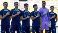 Sejumlah pemain Australia U-19 menyanyikan lagu kebangsaan mereka saat laga semifinal Piala AFF U-19 2024 melawan Thailand U-19 di Stadion Gelora Bung Tomo, Surabaya, Sabtu (27/07/2024). (Dok. PSSI)