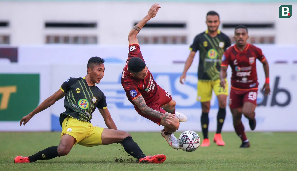 Gelandang Borneo FC, Jonathan Bustos terus menekan pertahan lawan, namun bek Barito Putera, Miftah Anwar Sani (kiri) terus membayangi pergerakan Bustos. (Bola.com/Bagaskara Lazuardi)