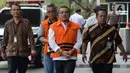 Kabid Jalan di Dinas PUPR Kabupaten Indramayu, Wempy Triyono (kedua kiri) dan Kadis PUPR Pemkab Indramayu, Omarsyah tiba di Gedung KPK, Jakarta, Jumat (31/1/2020). Kedua tersangka diperiksa dalam kasus suap terkait pengaturan proyek di lingkungan Pemkab Indramayu Tahun 2019 (merdeka.com/Dwi Narwoko)