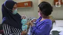 Dua bayi memakai face shield atau pelindung wajah di Rumah Sakit Ibu dan Anak Tambak, Jakarta, Selasa (14/4/2020). RSIA Tambak sejak 12 April 2020 membuat kebijakan bayi yang baru lahir dipakaikan pelindung wajah untuk mencegah terpapar virus corona COVID-19. (Liputan6.com/Herman Zakharia)
