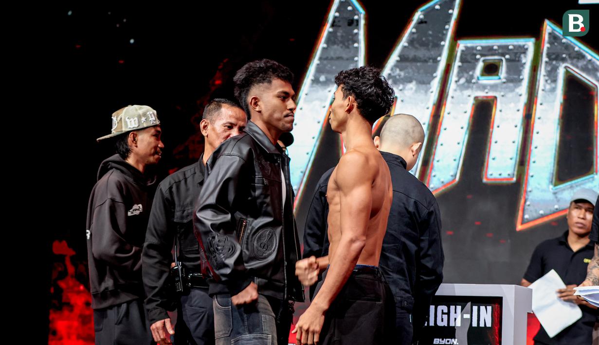 Sesi face of partai utama di Byon Madness Vol. 3 antara Nelson (kiri) dan Dewa Aji (kanan) saat di perkenalkan saat sesi timbang badan dan konferensi pers yang belangsung di Studio 6 Emtek Cit pada Sabtu (27/2/2026) pagi hari WIB. Bola.com/Nur Iman Ali)