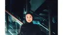Beberapa kali terlihat bersama, Azizah Salsha pun tampil menawan dibalut gamis dan hijab berwarna hitam polos. [Foto: Instagram/azizahsalsha_]