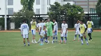 Pelatih Persib Bandung Miljan Radovic memberikan instruksi pada pemainnya dalam sesi latihan di Sabuga, Jumat (8/2/2019). (Huyogo Simbolon)