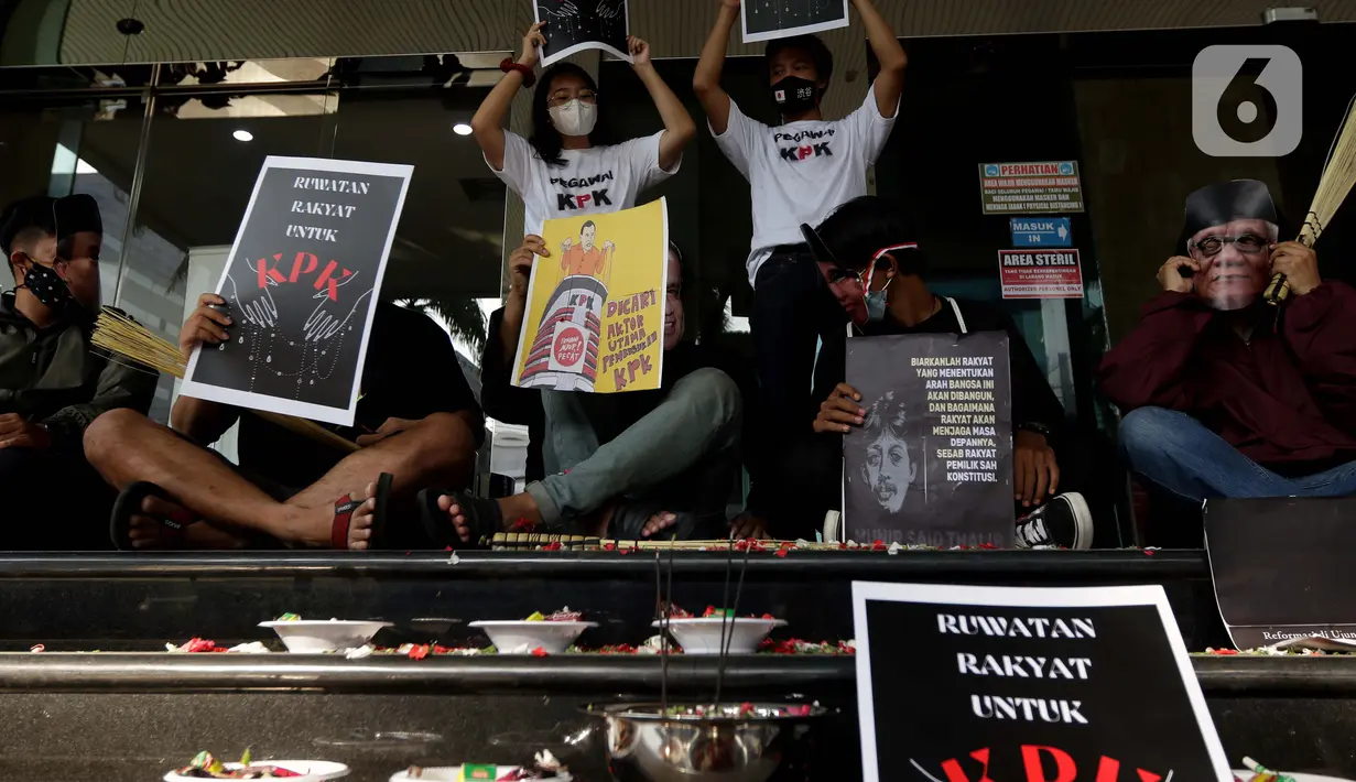 Pegiat Antikorupsi yang menamakan diri Rakyat Indonesia Peruwat KPK, melakukan aksi teatrikal "Ruwatan" di Lobby Gedung Anti-Corruption Learning Center (ACLC) KPK, Jakarta, Jumat (28/5/2021). Ruwatan ini sebagai simbol pengusiran energi jahat dari tubuh KPK. (Liputan6.comHelmi Fithriansyah)