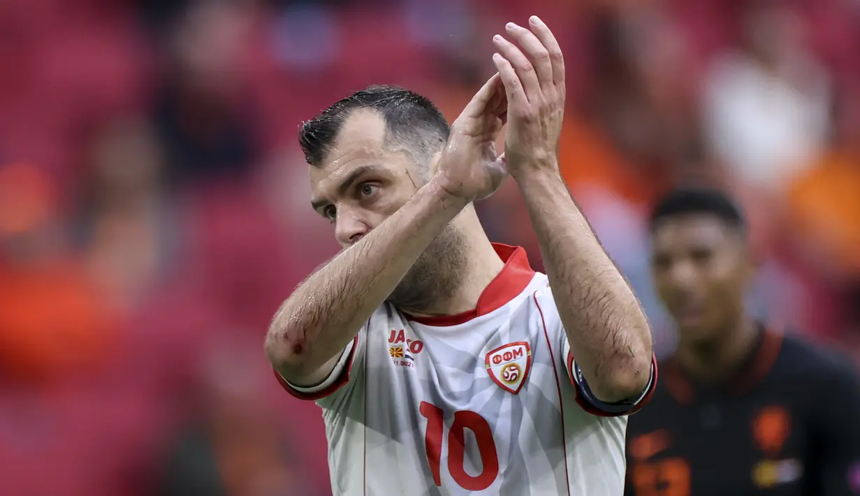Goran Pandev catat caps ke-122. Usai Euro 2020 ia akan pensiun dari Timnas Makedonia Utara. Laga melawan Belanda merupakan rekor caps nya yang ke-122. Ia juga menjadi pencetak gol pertama negaranya di ajang besar dan menjadi top skor sepanjang masa dengan 38 gol. (Foto: AP/Pool/Kenzo Tribouillard)