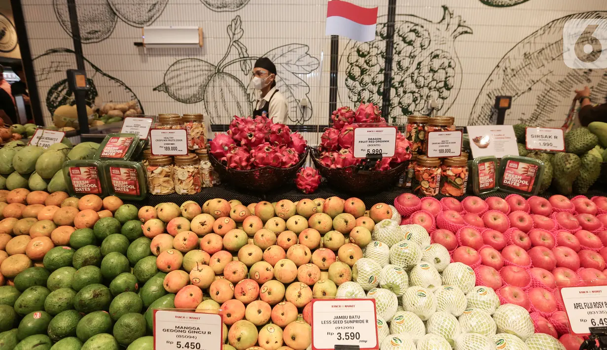 Pramusaji menjaga booth buah-buahan di sela-sela pembukaan supermarket Ranch Market di Lippo Mall Puri, Jakarta, Jumat (12/11/2021). Ranch Market berlokasi di area grand central mengusung konsep unik dengan menggandeng beberapa brand food dan beverages lokal. (Liputan6.com/Fery Pradolo)