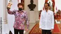 Presiden Jokowi dan Ahmad Albar. (foto: Agus Suparto dari Instagram @jokowi)