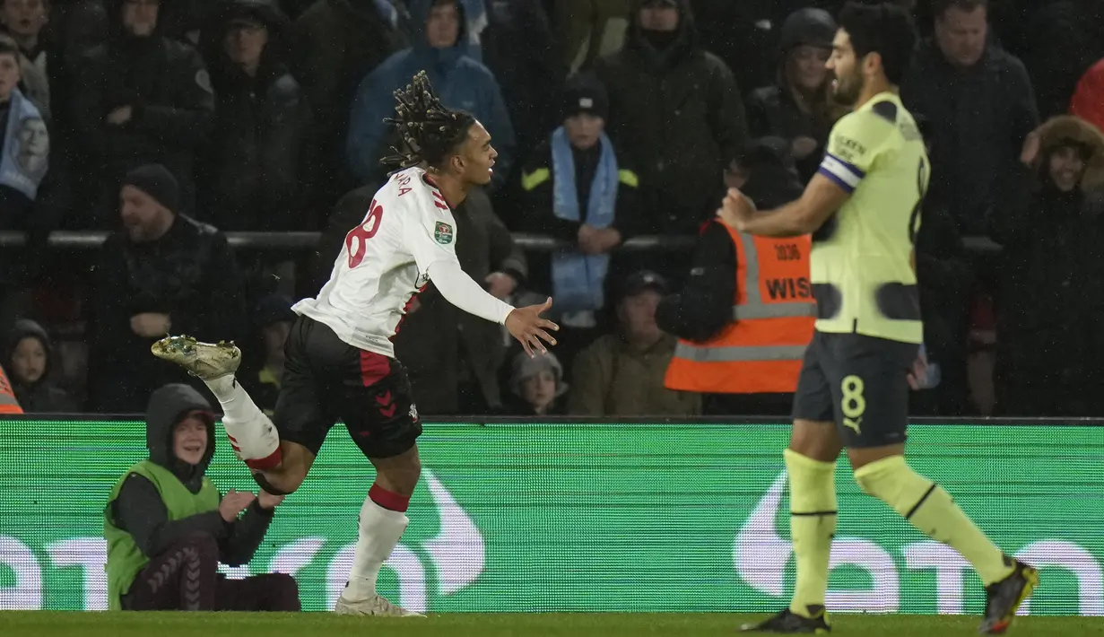 <p>Penyerang Southampton, Sekou Mara berselebrasi usai mencetak gol ke gawang Manchester City pada perempat final Piala Liga Inggris di stadion St Mary di Southampton, Inggris, Kamis (12/1/2023). Southampton menang atas Man City dengan skor 2-0 dan melangkah ke semifinal. (AP Photo/Hibah Alastair)</p>