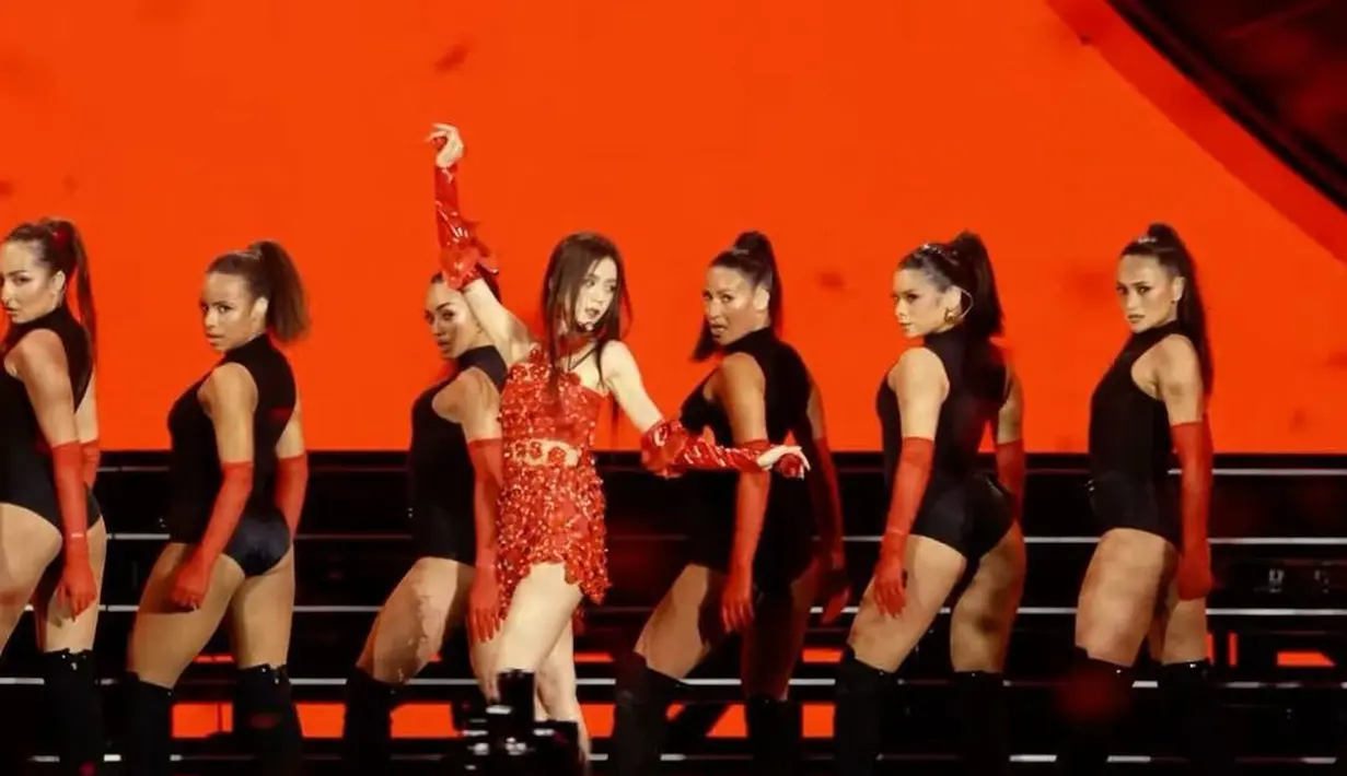 Secara perdana, Jisoo membawakan lagu solonya di Coachella dengan dress merah. Gaun full bunga itu merupakan rancangan David Koma yang dibanderol dengan harga Ro22jutaan [@sooyaaa__]