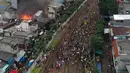 Pemandangan saat kebakaran melanda permukiman padat penduduk di kawasan Tanah Tinggi, Johar Baru, Jakarta, Selasa (26/6). (Liputan6.com/Arya Manggala)
