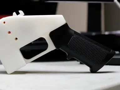 Senapan api (senpi) 3D yang disebut Liberator bersandar di meja perusahaan asal Texas, Defense Distributed, Rabu (1/8). Hakim federal di Seattle memblokir sementara akses unduhan cetak biru senjata api yang dapat dicetak dengan print 3D ini. (AP/Eric Gay)